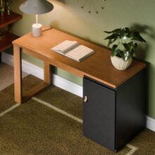 Escrivaninha Mesa Para Computador Paris 115cm Home Office Estudo Escritório MDF MDP 1 Porta Armário Lateral Puxador de Couro Cor Preto Canela